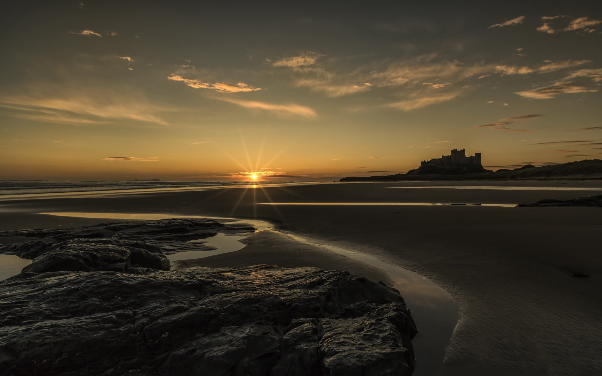 anglia northumberland zamek bamburgh zachód słońca