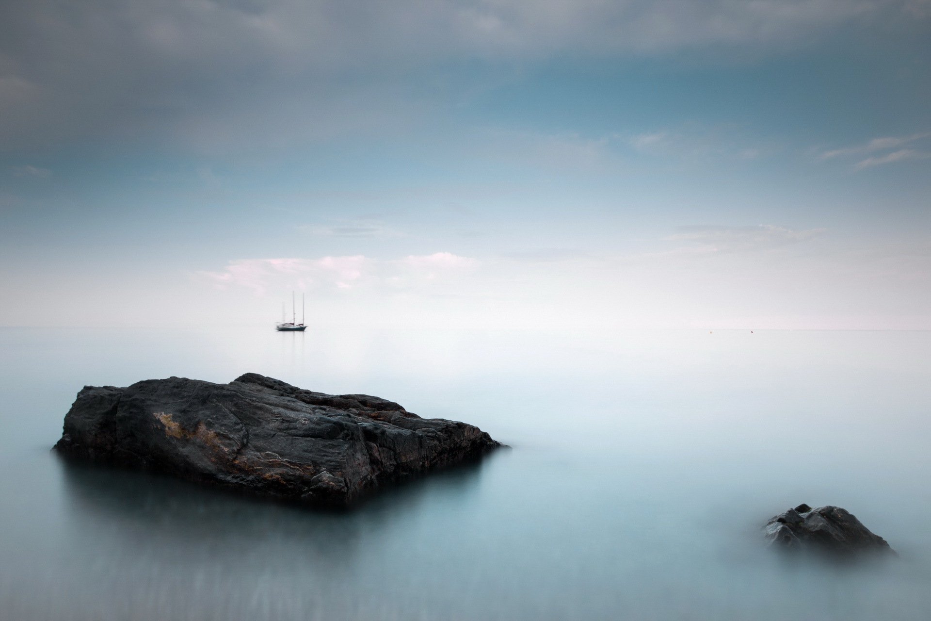 mar barco niebla paisaje