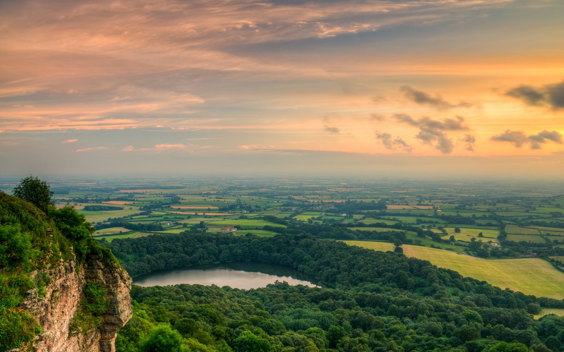 sutton bank north york mauren nationalpark yorkshire himmel wolken berge wald see tal