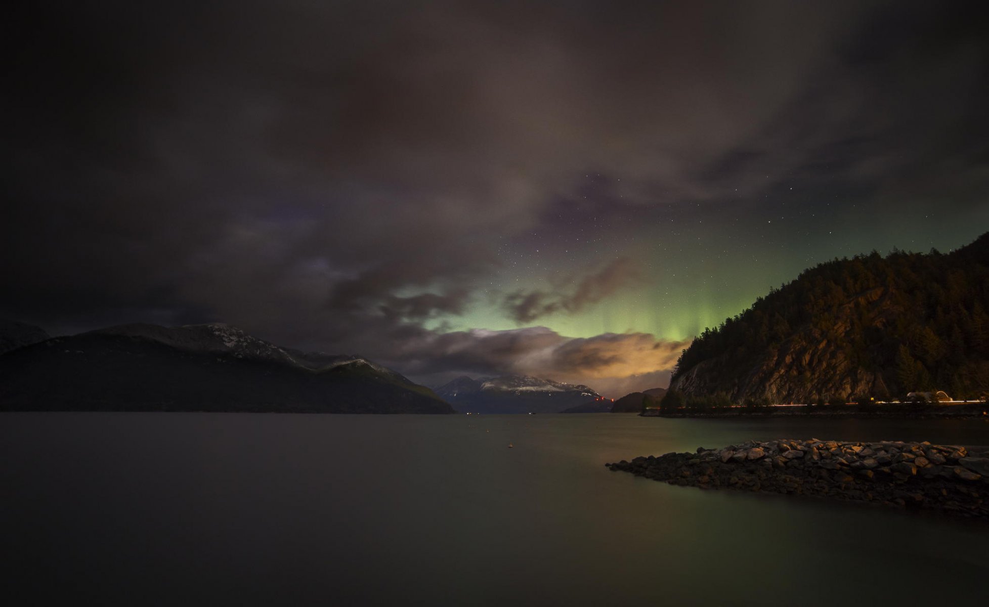 aurores boréales nuit ciel étoiles montagnes lac rivière