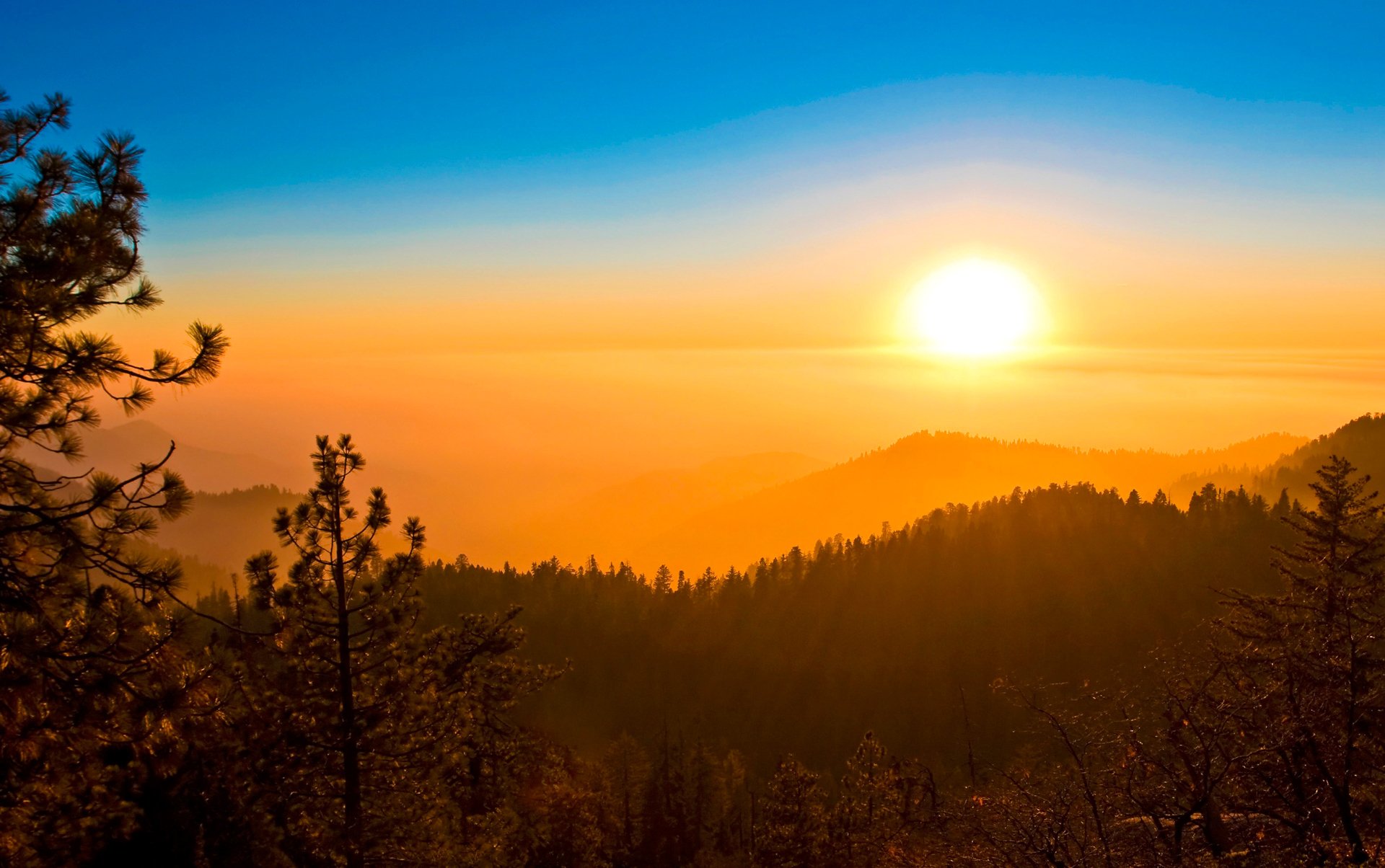 ciel nuages coucher de soleil soleil rayons lueur montagnes arbres