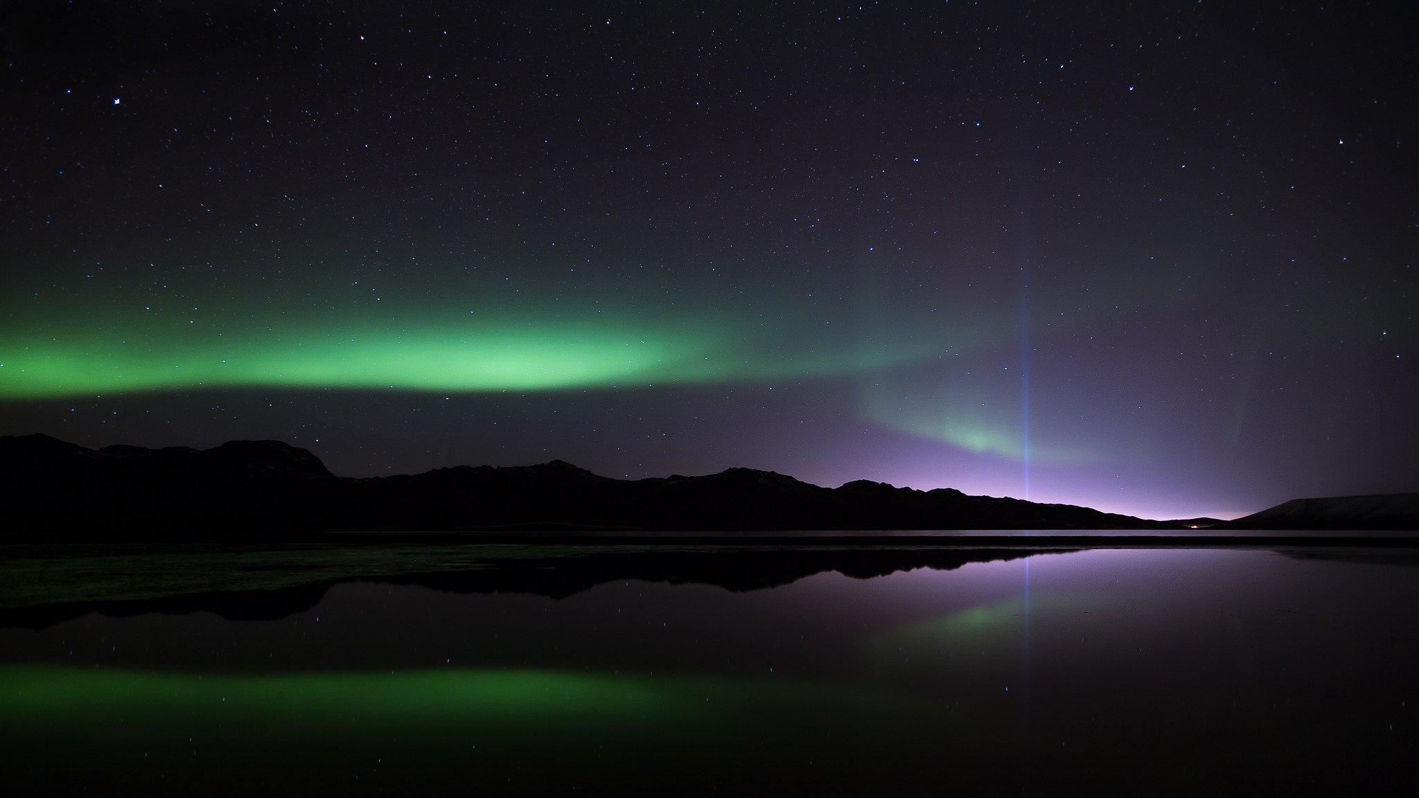 aurores boréales nuit étoiles lumière montagnes réflexions