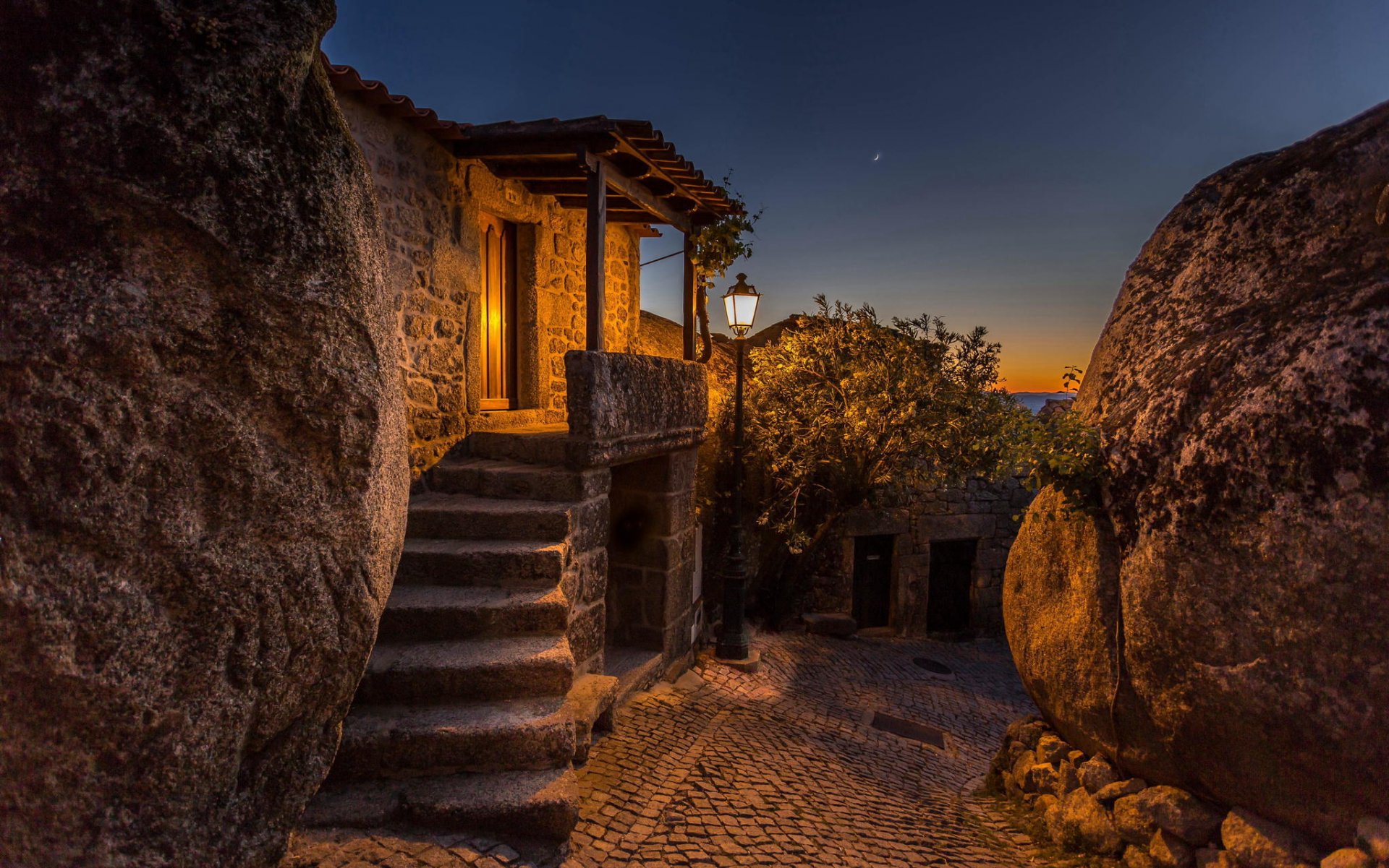 casa alba pietre cortile lanterna