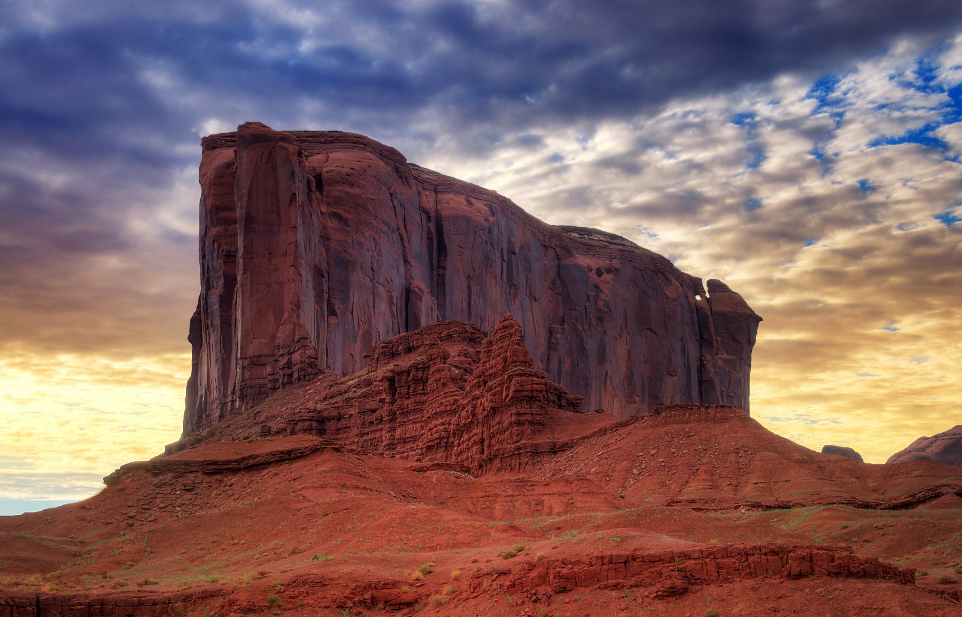 monument valley sandstone rocks desert cloud