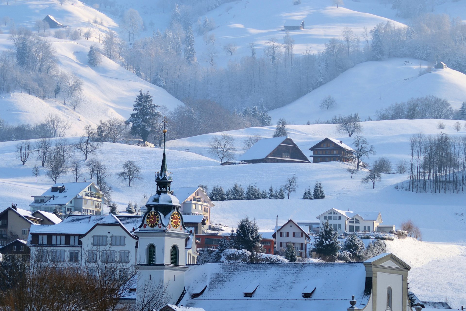 berge alpen winter schnee stadt häuser rathaus