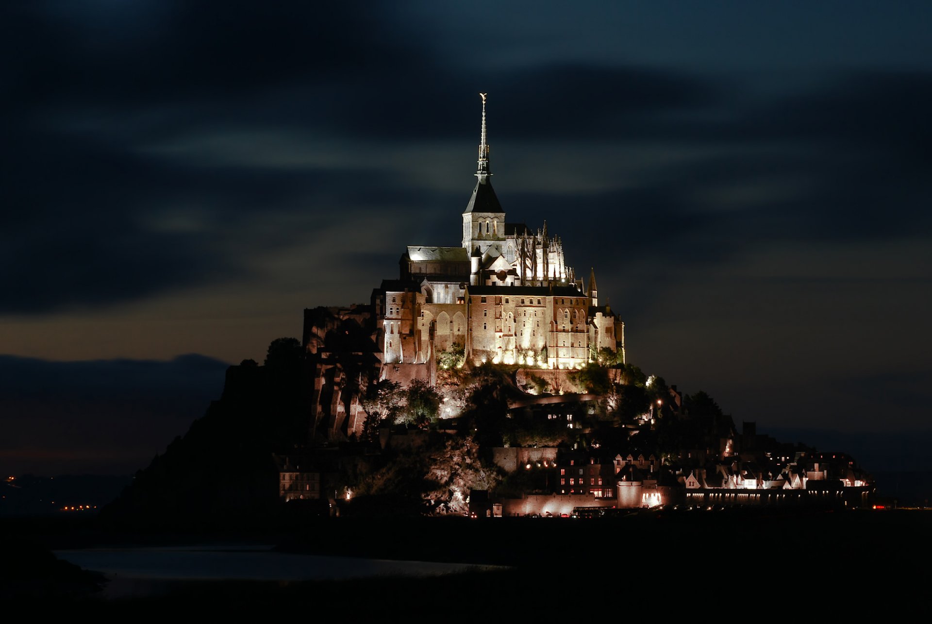 france normandie île rocheuse mont saint michel nuit rétro-éclairage lumières