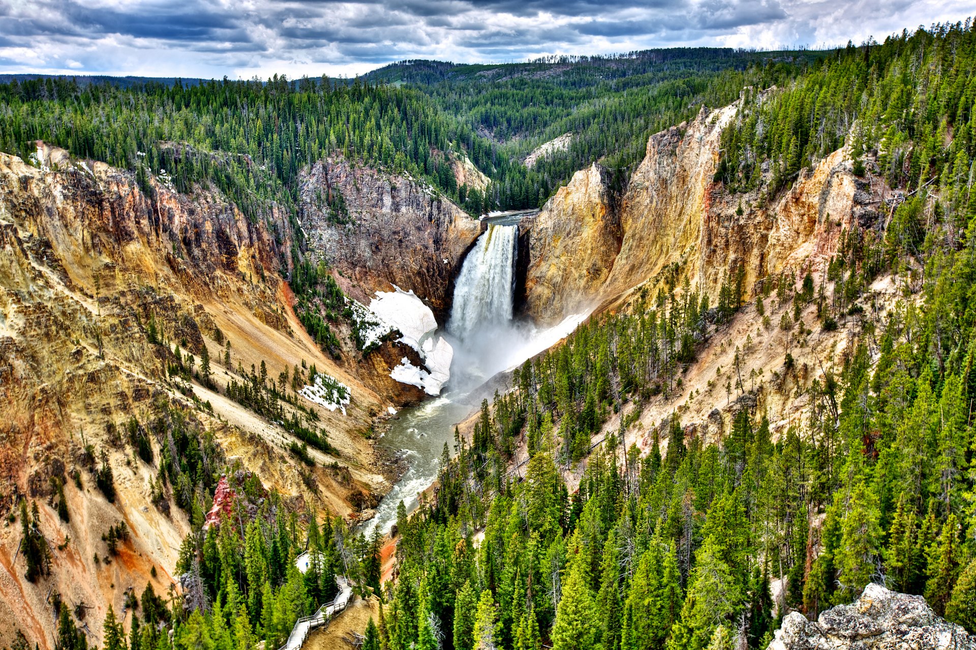 park narodowy yellowstone usa niebo chmury las drzewa rzeka wodospad zbocze góry