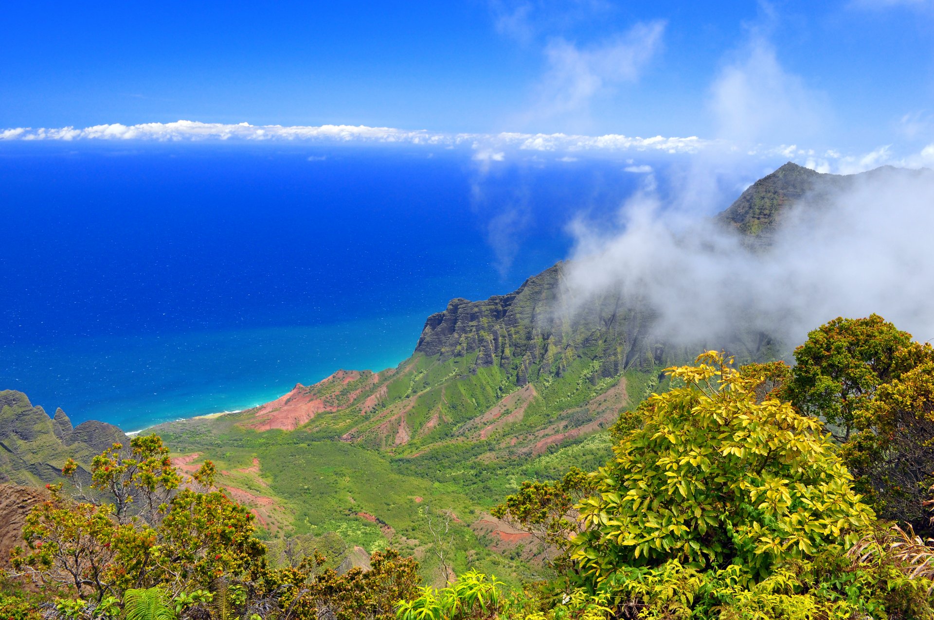 mer côte montagnes arbres ciel nuages horizon