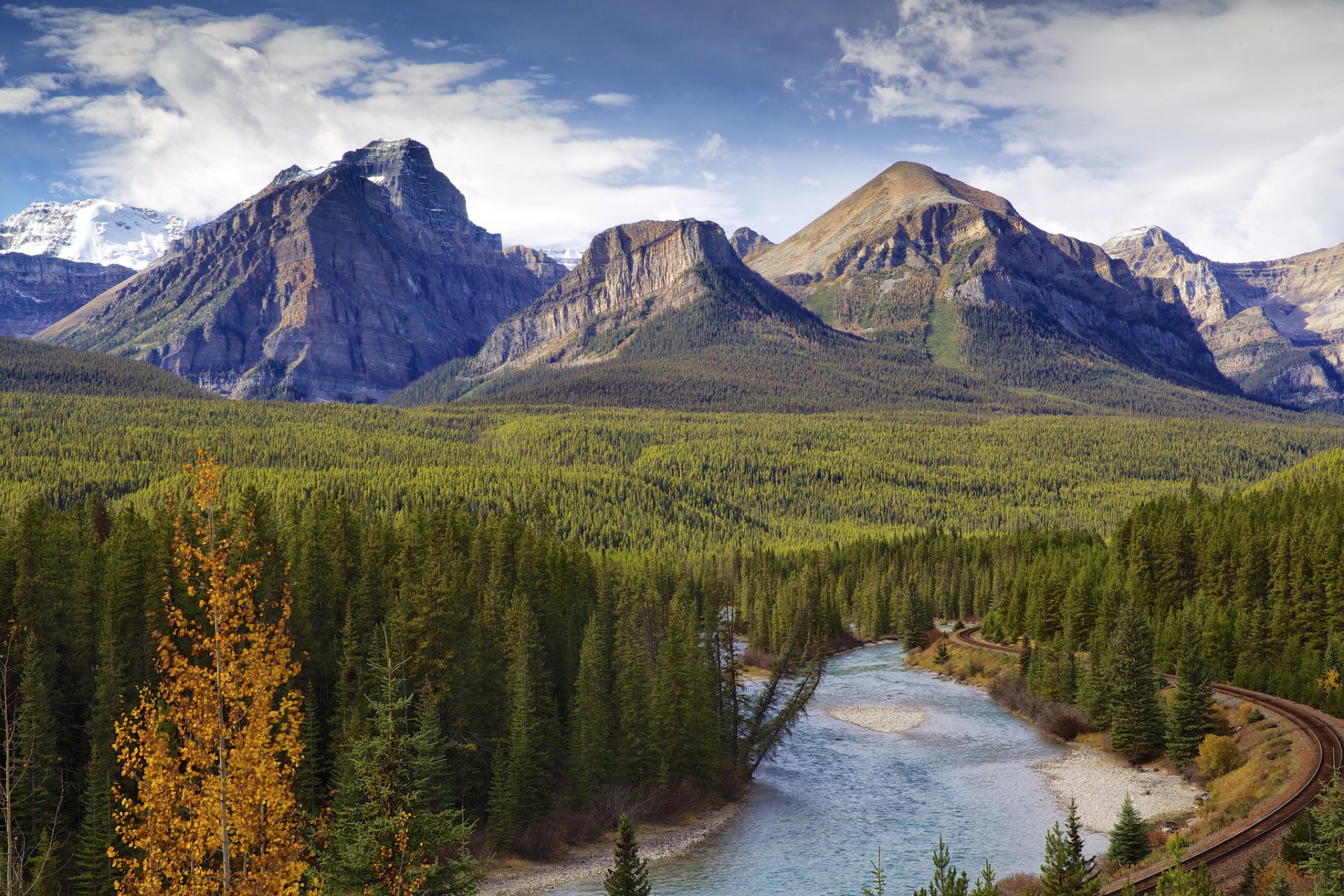 park narodowy banff alberta kanada góry niebo drzewa jesień rzeka droga las chmury