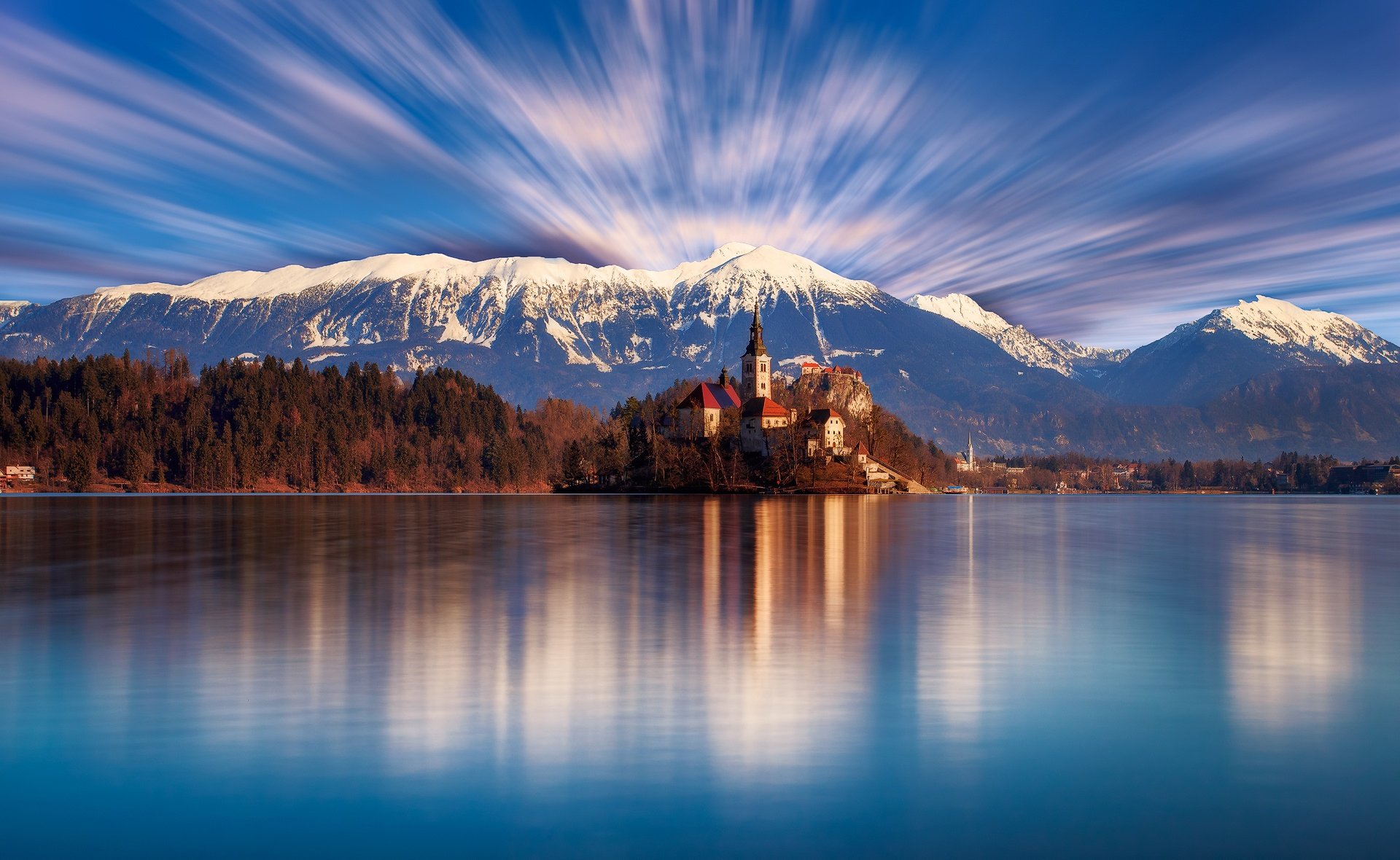 slovenia bled lago chiesa tempio foresta alberi riva montagne giorno cielo nuvole