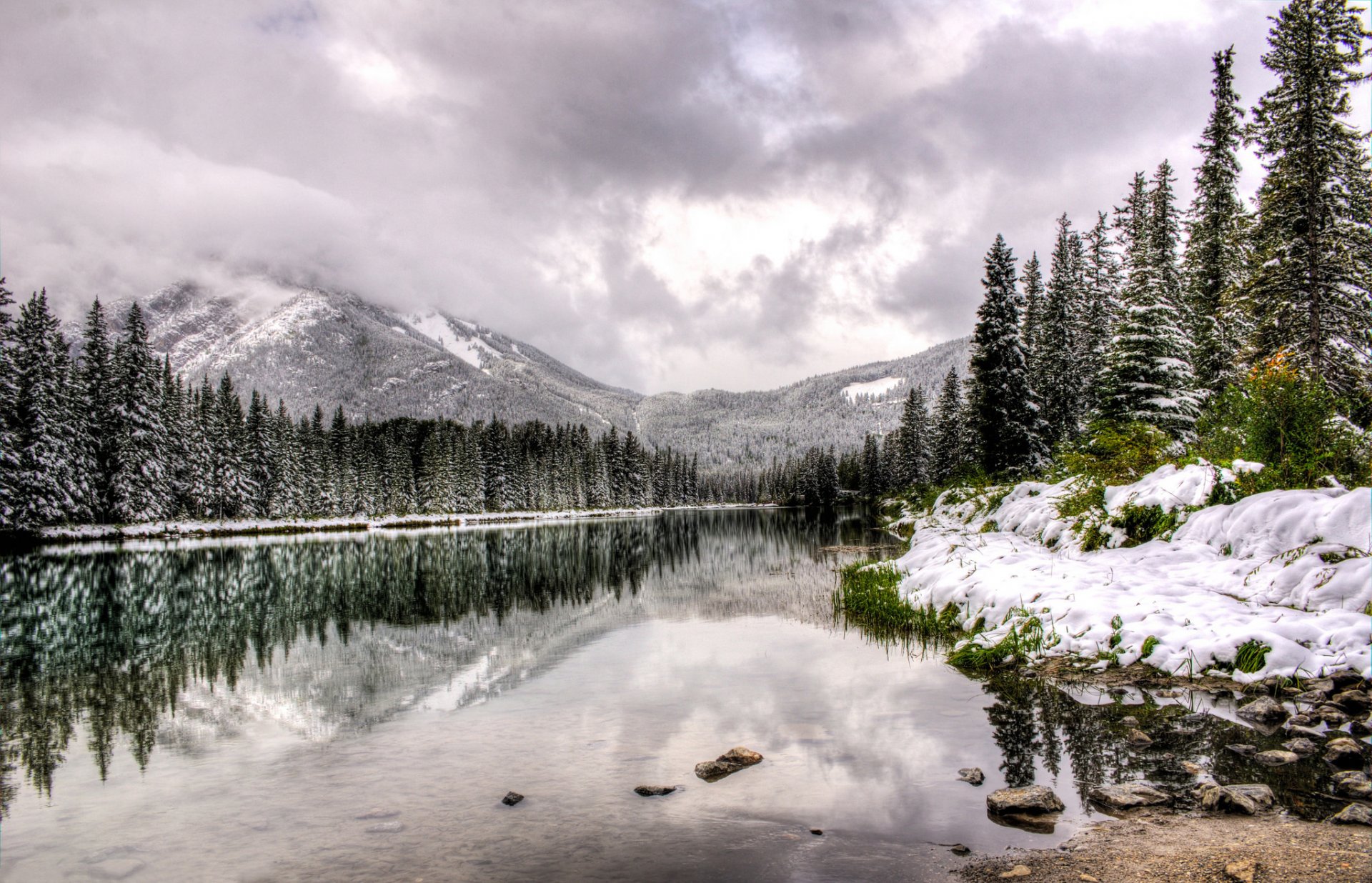 canadá alberta montañas lago agua reflexión árboles invierno nieve nubes paisaje naturaleza