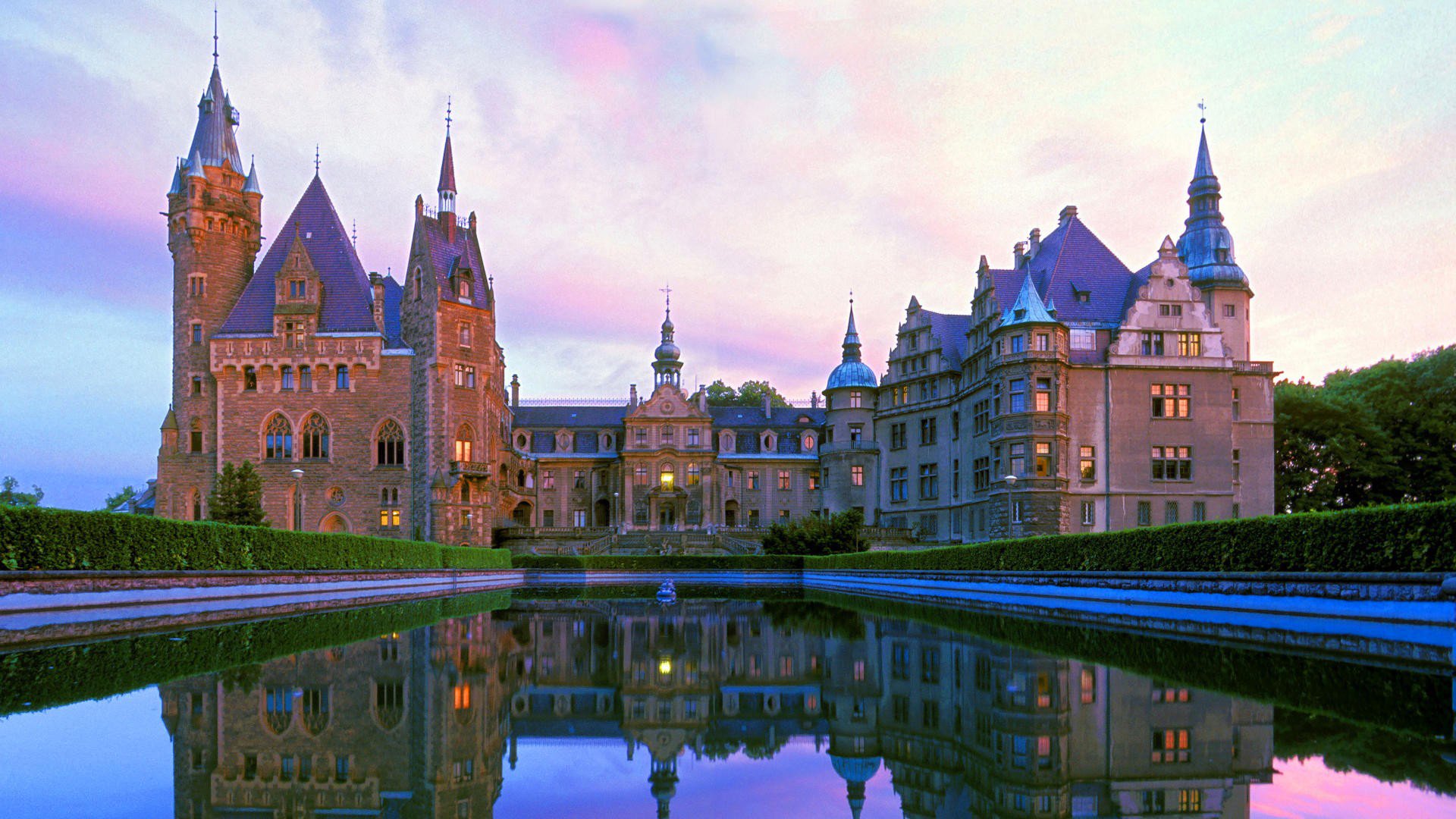 schloss von moschnenski polen himmel palast turm fassade teich bäume büsche