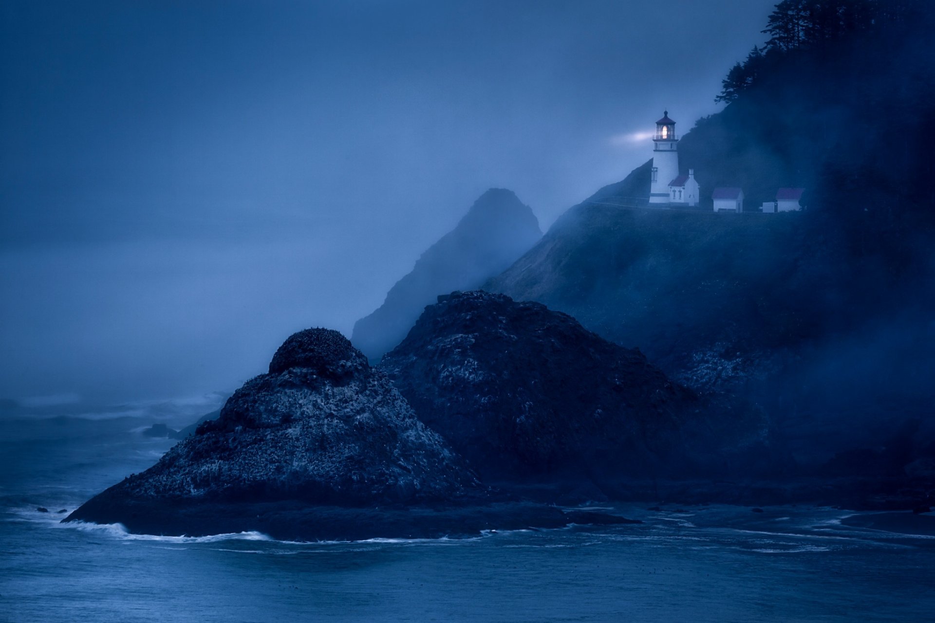 heceta head lighthouse oregon rock lighthouse ocean