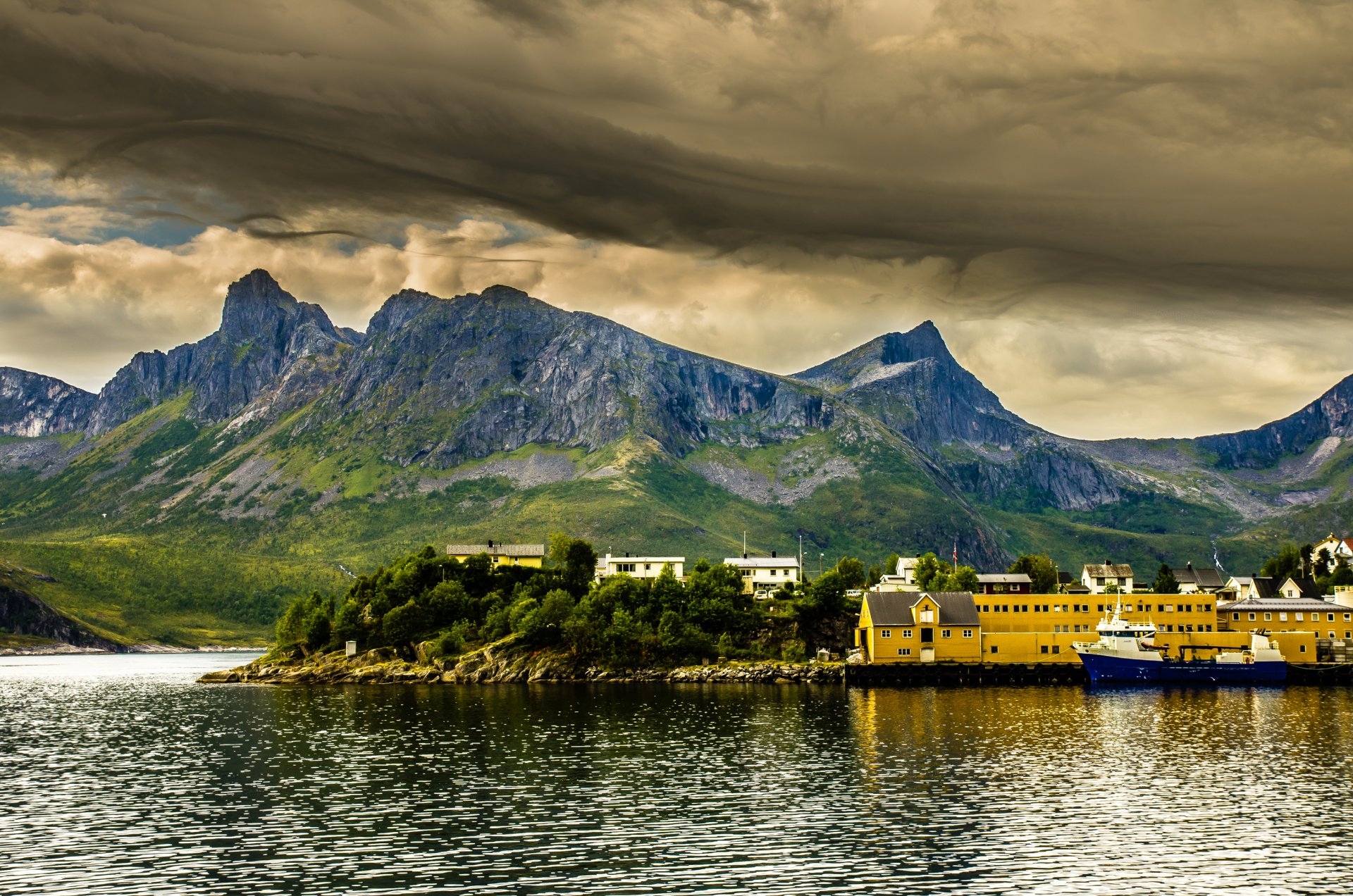 norwegen bucht fjord meer schiff natur berge himmel wolken anlegestelle häuser bäume