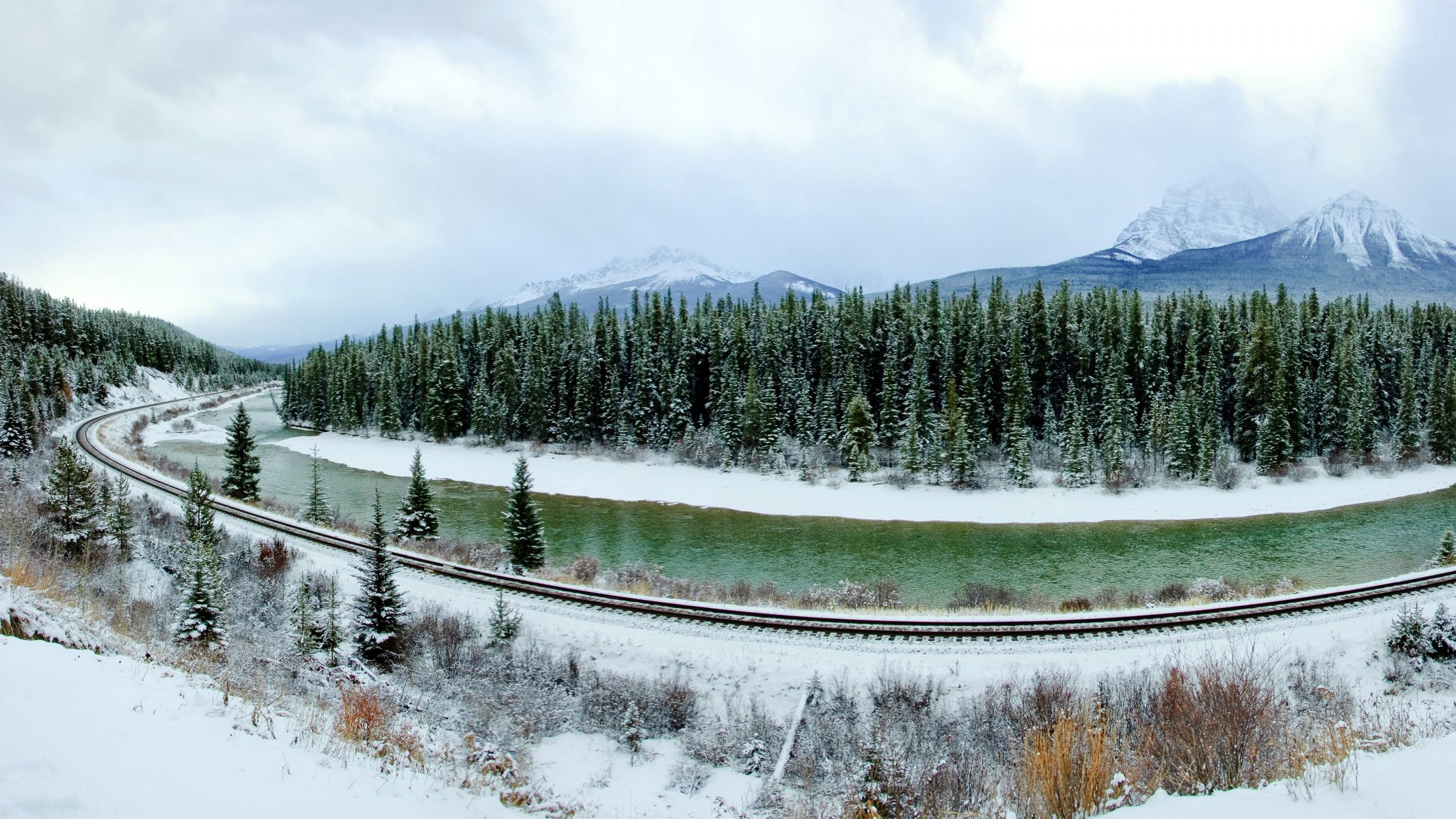 inverno foresta montagne neve alberi panorama fiume ferrovia canada banff