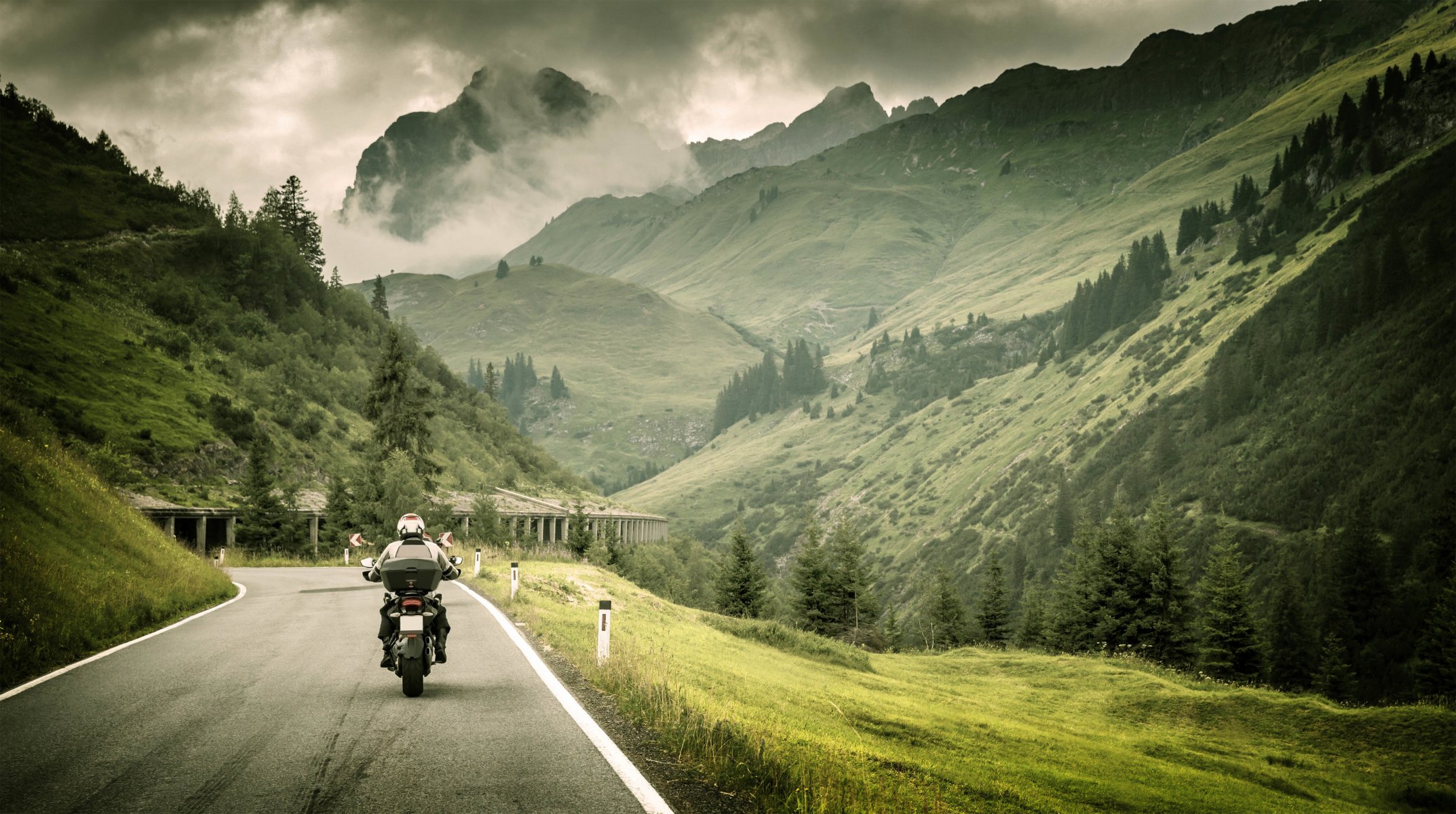 paesaggio moto moto bici motociclista bici strada segnaletica orizzontale natura foresta erba foschia nebbia avvolta montagna pieno gas viaggi il mio pianeta sfocatura bokeh carta da parati