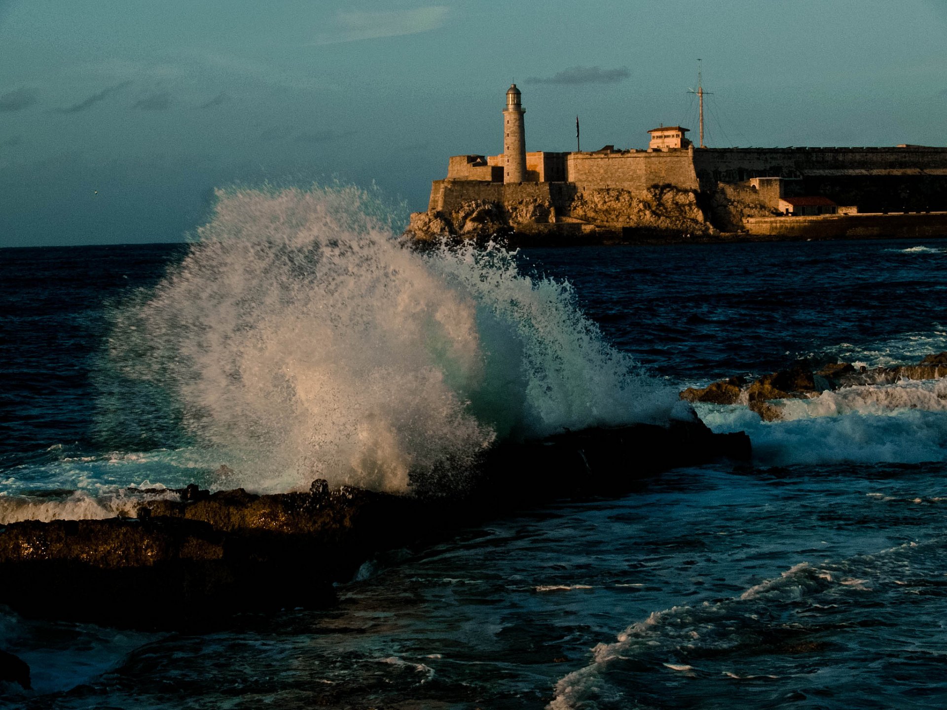 mer phare vagues éclaboussures