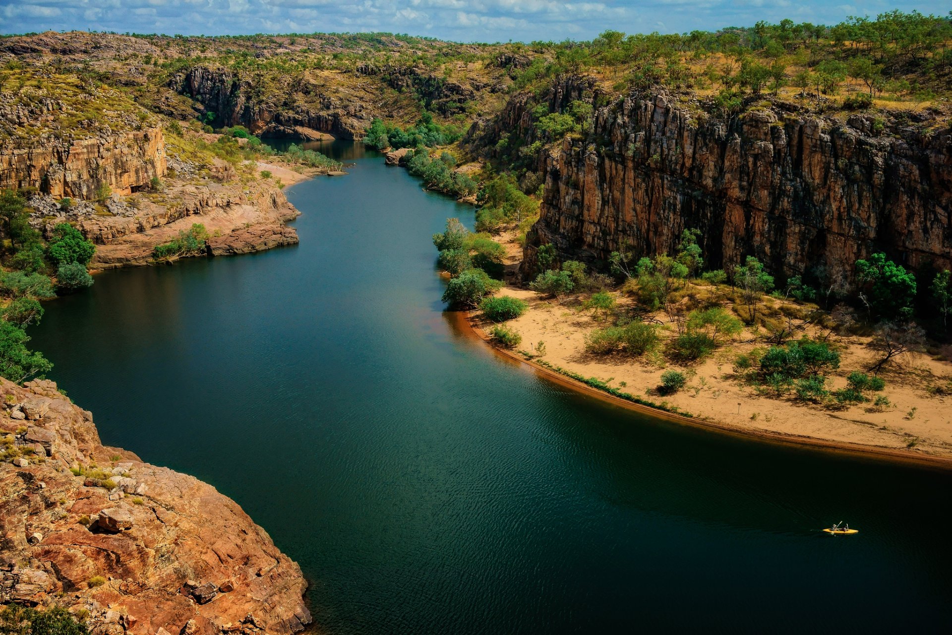 park narodowy nitmilek australia skały drzewa rzeka łódź