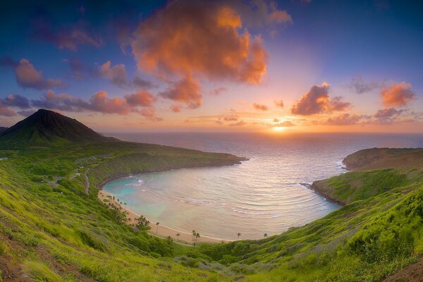 Costa de la bahía de Hanauma al amanecer