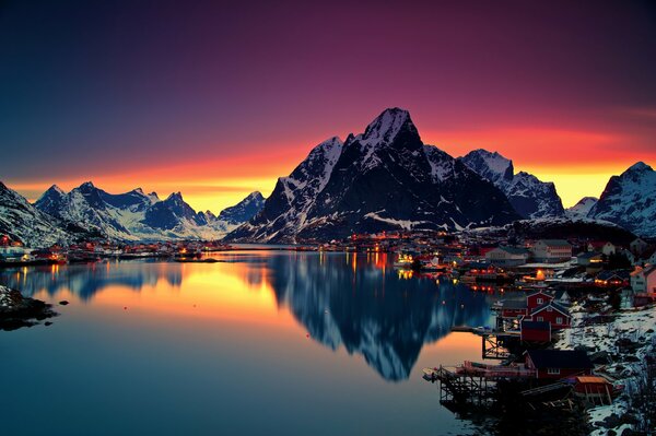 Aube en Norvège. Lac et montagnes