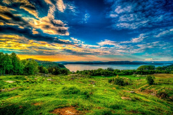 Paysage coucher de soleil sur la vallée et le lac