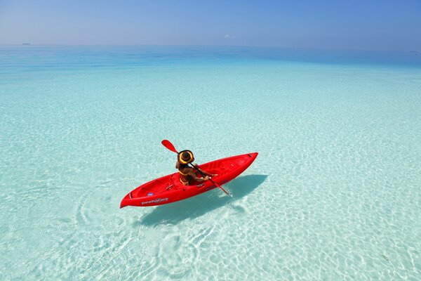 Chica en kayak en el océano