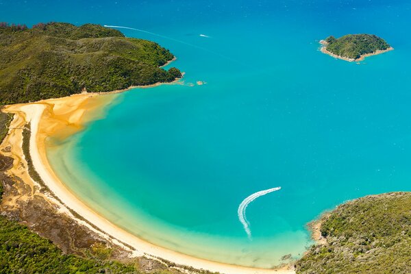 El mar vibrante del parque nacional Abel Tasman en Nueva Zelanda