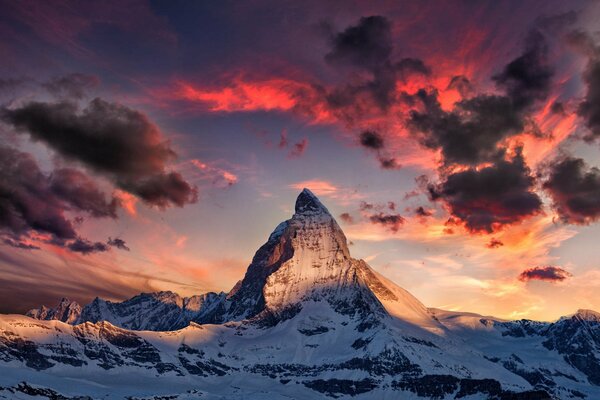 Schöner Sonnenaufgang in den schneebedeckten Bergen