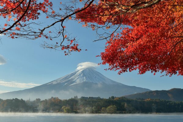 Berg Fujiyama im Herbst in Japan