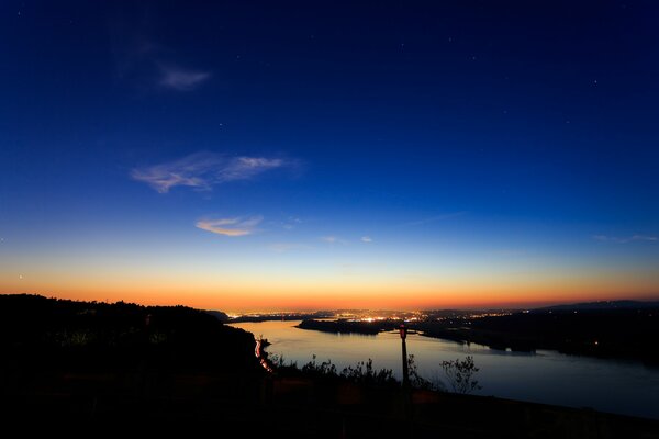 Alba sulla riva del fiume a Portland