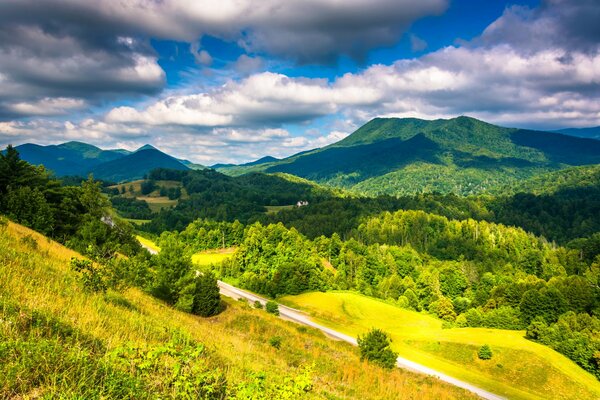 Natura degli Stati Uniti. Montagne, foreste e nuvole del sistema montuoso degli Appalachi