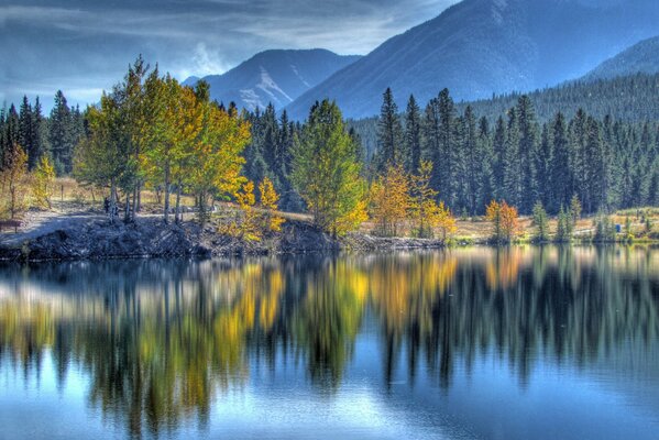 Montañas a orillas del lago otoño