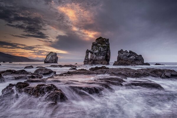 Paesaggio notturno di mare e rocce