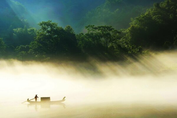 Bateau flottant dans le brouillard