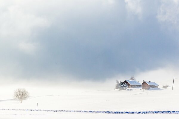 Paesaggio invernale in campo due case