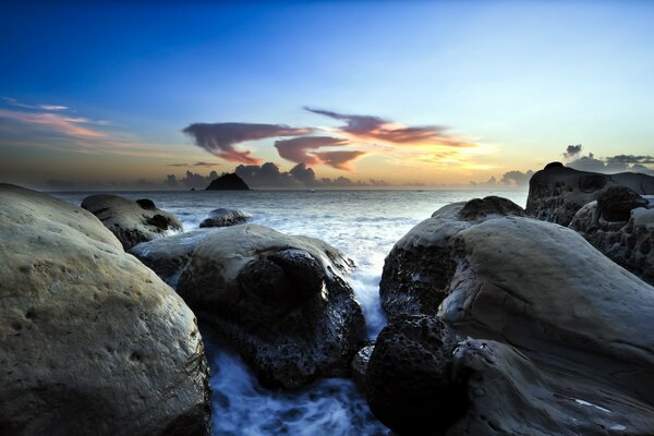 Paisaje rocas marinas y amanecer