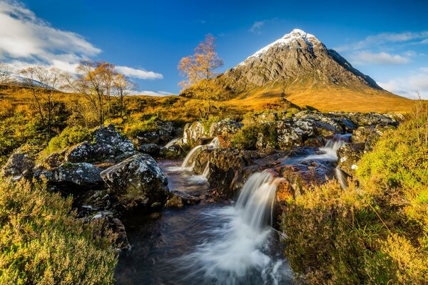 Natura autunnale. Fiume di montagna