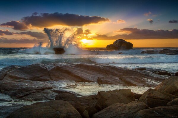 Vagues se brisant sur la plage de pierre