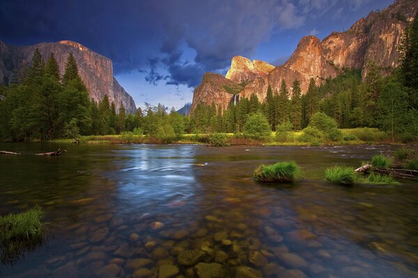 Mountains and rivers in Yosemite National Park