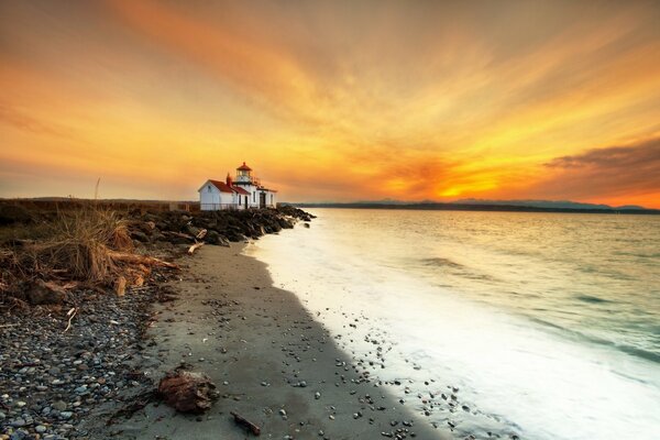 Paesaggio marino con faro