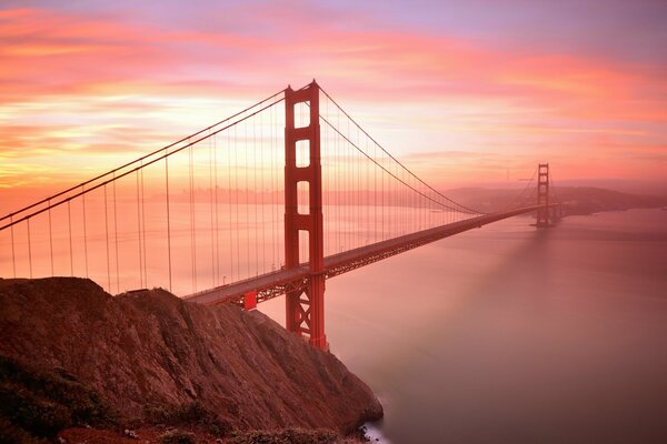 Golden Gate Bridge au coucher du soleil