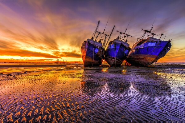 Majestueux coucher de soleil et trois navires vides