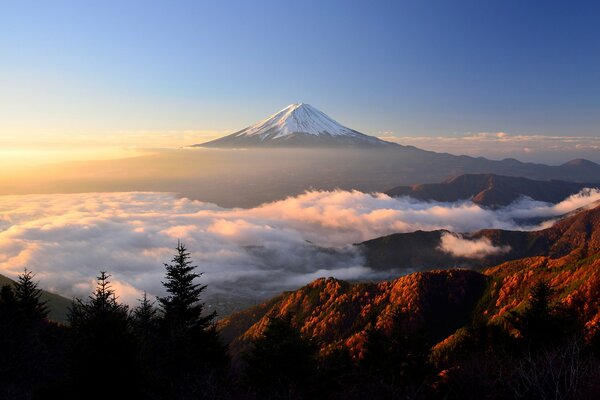 Vista del volcán japonés en otoño