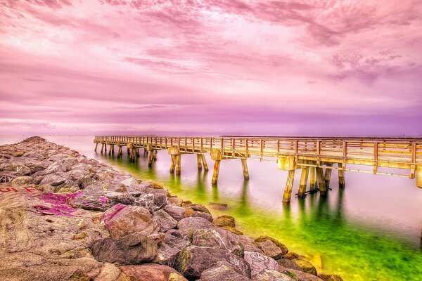 Muelle junto al mar