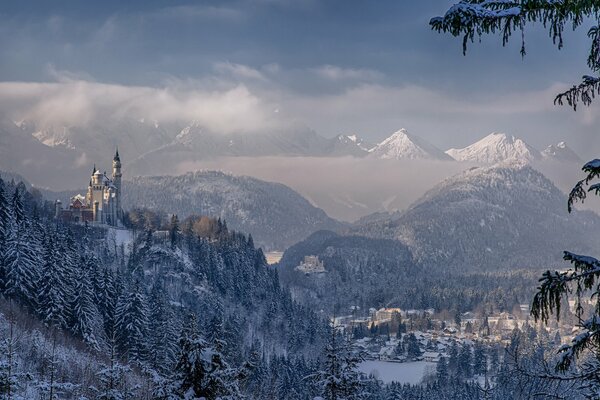 Bordo innevato di montagne e castelli