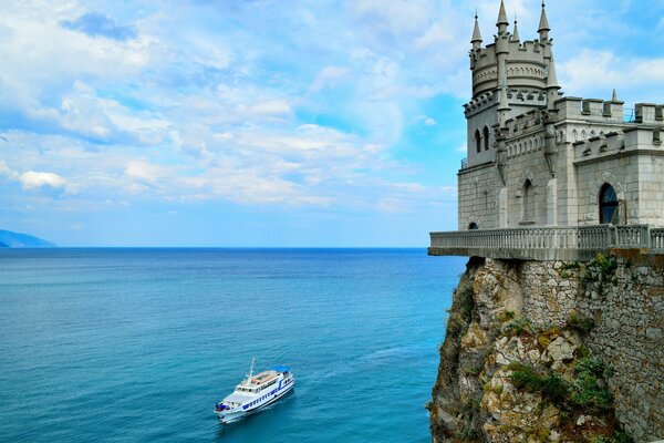 Immagine di un nido di rondine in Crimea