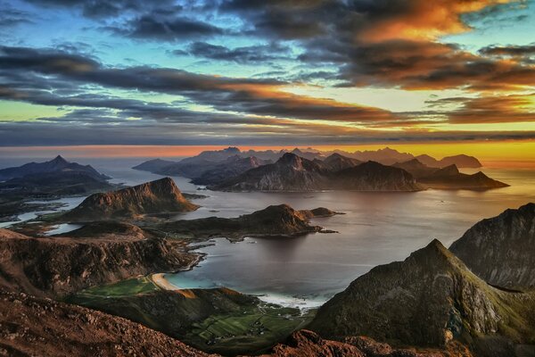 Lofoten-Inseln im Hintergrund des Sonnenuntergangs