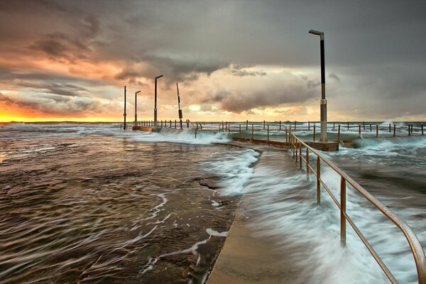 Olas ligeras del mar al atardecer