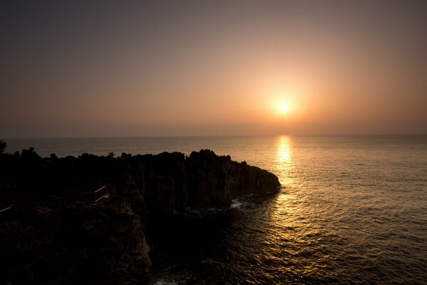 Lever du soleil falaise de mer