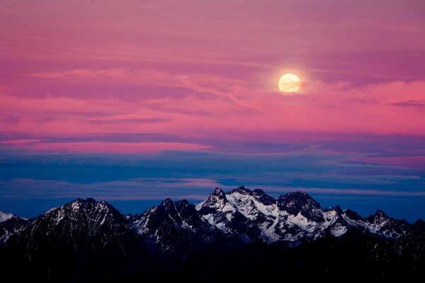 Alpine Berge und rosa Sonnenuntergang